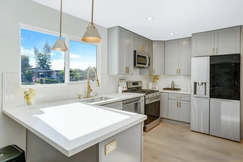 Kitchen island and pendant lighting